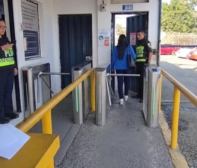 Referencia ingreso peatonal con torniquetes